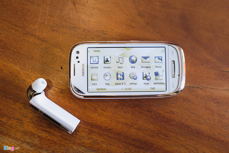 Chính sự những tỉ mỉ, giá trị này Nokia Oro được bán như một phiên bản giới hạn. Nokia Oro chỉ được bán tại Moscow, Dubai và Thượng Hải. Giá ở thời điểm năm 2011 tương đương 23 triệu đồng Việt Nam.