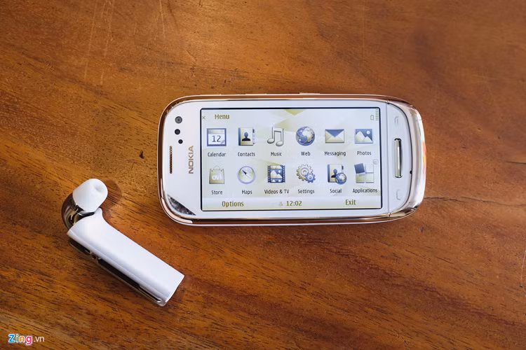 Chính sự những tỉ mỉ, giá trị này Nokia Oro được bán như một phiên bản giới hạn. Nokia Oro chỉ được bán tại Moscow, Dubai và Thượng Hải. Giá ở thời điểm năm 2011 tương đương 23 triệu đồng Việt Nam.