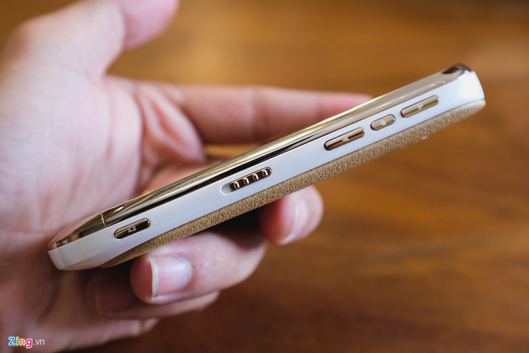Các nút (volume, camera, lock key) viền kim loại và mặt sau camera đều được mạ vàng 18K. Đồng thời, toàn bộ quá trình đánh bóng đều được làm thủ công.