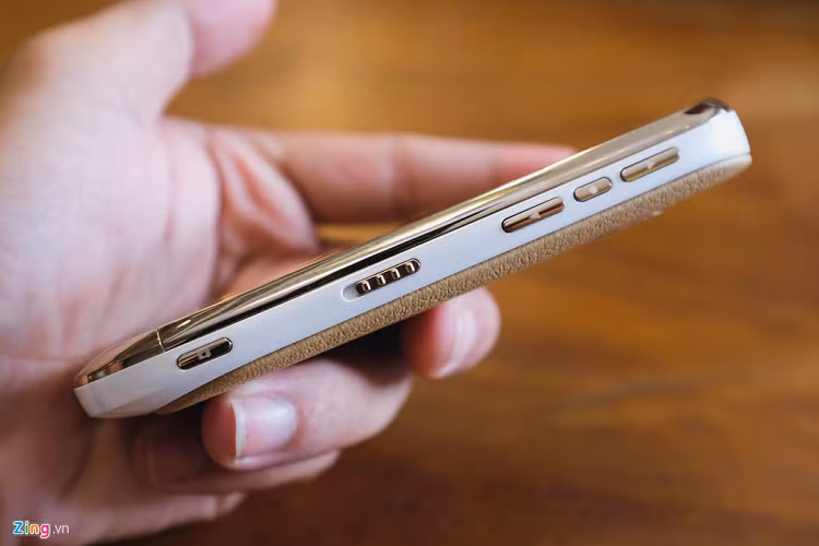 Các nút (volume, camera, lock key) viền kim loại và mặt sau camera đều được mạ vàng 18K. Đồng thời, toàn bộ quá trình đánh bóng đều được làm thủ công.