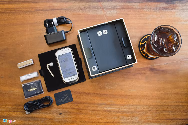 Chiếc máy trong bài viết được một người đam mê các mẫu điện thoại Nokia sưu tầm. Máy đầy đủ tem, mác, phụ kiện. Thậm chí lớp dán màn hình cũng chưa được bóc. Với giới sưu tầm, chiếc máy này luôn được săn đón bởi độ hiếm. Tuy vậy, chủ nhân chiếc máy không tiết lộ giá trị thật của nó.