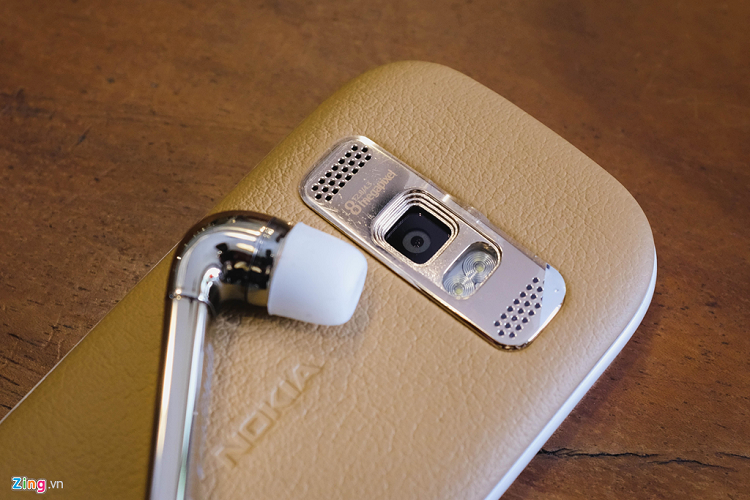 Máy được cấu thành từ nhiều loại vật liệu đắt đỏ như đá sapphire, dát vàng 18K, vỏ da thuộc… Đây không phải lần đầu Nokia “sang chảnh hóa” điện thoại. Sau thành công của model 8800, Nokia thường làm lại các mẫu điện thoại “dân dụng” thành smartphone thời trang. 