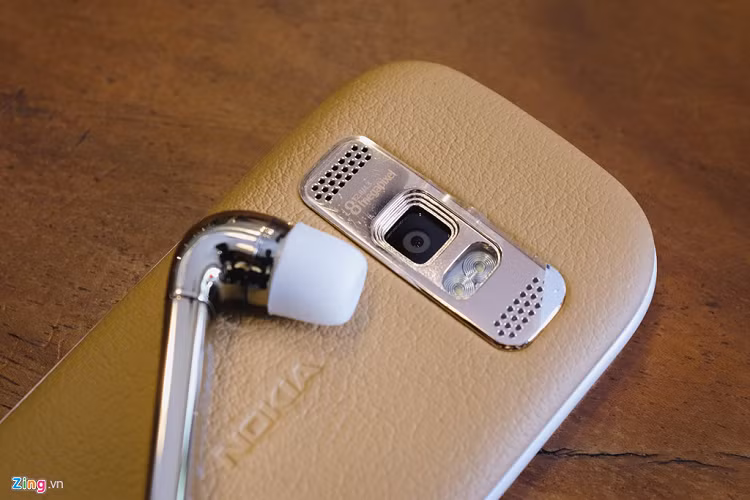 Máy được cấu thành từ nhiều loại vật liệu đắt đỏ như đá sapphire, dát vàng 18K, vỏ da thuộc… Đây không phải lần đầu Nokia “sang chảnh hóa” điện thoại. Sau thành công của model 8800, Nokia thường làm lại các mẫu điện thoại “dân dụng” thành smartphone thời trang. 