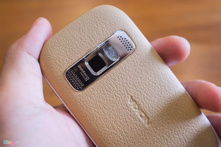 Toàn bộ nắp lưng mặt sau được ốp da cao cấp Caledonian từ Bridge of Weir. Đây là loại da chế tác bằng nguyên liệu lấy từ gia súc trên cao nguyên Scotland cho cảm giác mịn, mềm. 