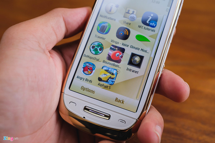 Các tựa game cài sẵn trong máy khá tân thời như Angry Bird, Asphalt 5… Trải nghiệm chơi game trên máy vẫn rất tốt, cảm ứng nhạy. 