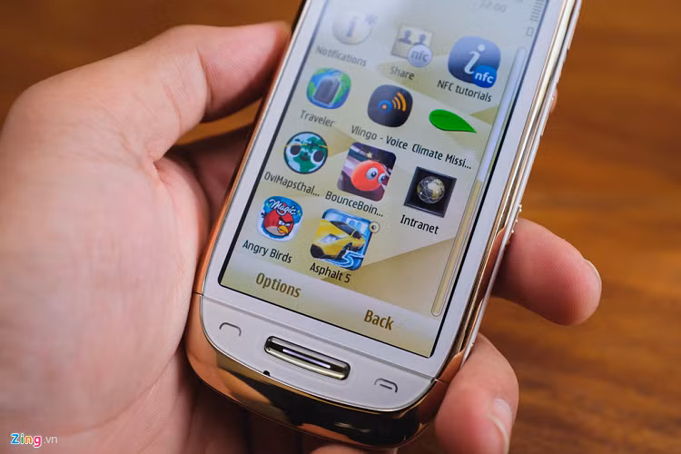 Các tựa game cài sẵn trong máy khá tân thời như Angry Bird, Asphalt 5… Trải nghiệm chơi game trên máy vẫn rất tốt, cảm ứng nhạy. 
