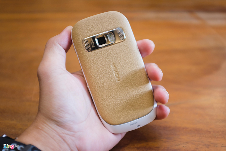 Ngay từ lúc ra mắt, Nokia Oro đã được giới chuyên môn đánh giá cao về thiết kế. Máy có hai phiên bản là Nokia Oro Light với tông màu vàng trắng và Oro Dark với tông vàng đen. 