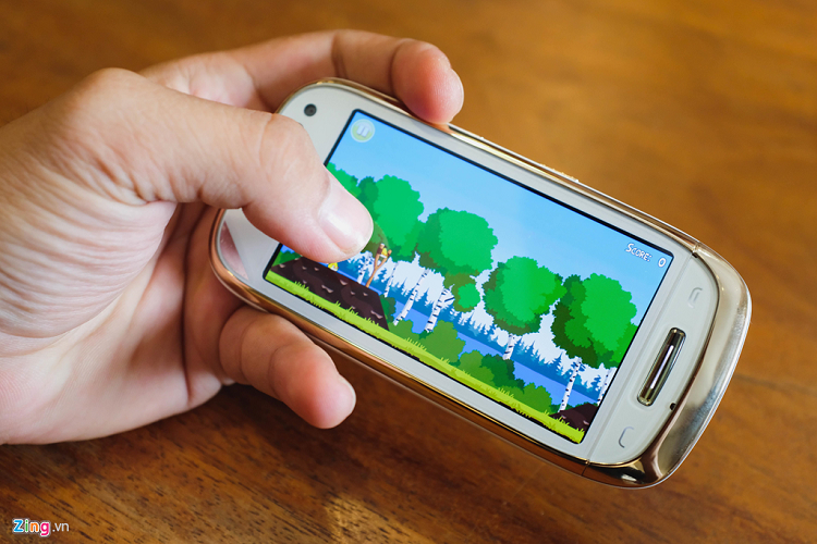 Tuy nhiên, cảm biến con xoay hồi chuyển của Oro không mượt như các mẫu điện thoại ngày nay trong trò chơi đua xe. 