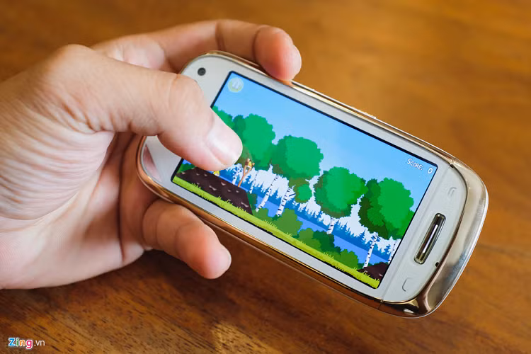 Tuy nhiên, cảm biến con xoay hồi chuyển của Oro không mượt như các mẫu điện thoại ngày nay trong trò chơi đua xe. 