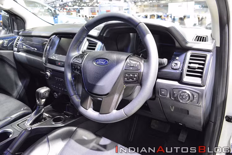 Đi cùng là hộp số tự động 10 cấp và dẫn động cầu sau. Hiện phiên bản Sport vẫn chưa được cung cấp hệ dẫn động 4x4.