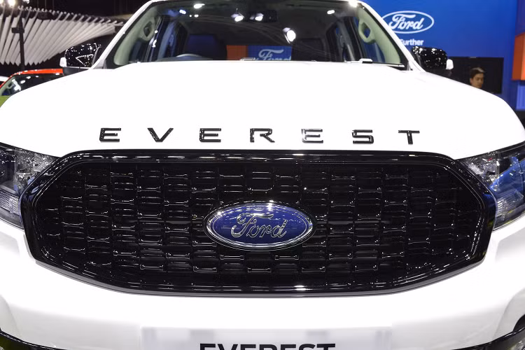 Các công nghệ an toàn trên Everest Sport gồm ABS, EBD, hỗ trợ leo dốc, chống lật, 7 túi khí (gồm túi khí đầu gối bên tài), cảm biến lùi và camera lùi.