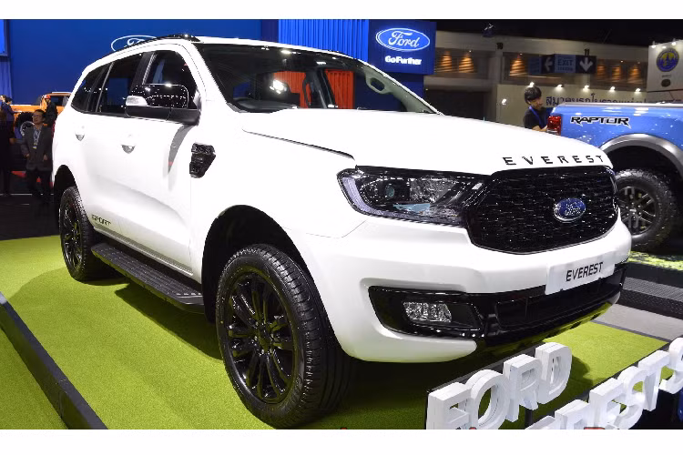 Các bánh xe 20 inch sử dụng trên mẫu xe SUV Ford Everest Sport về cơ bản khá giống như trên phiên bản Titanium nhưng được nhà sản xuất phủ thêm lớp sơn màu đen. Nhờ đó, tổng thế chiếc xe trông nam tính và thể thao hơn. Màu sơn ngoại thất của bản Sport sẽ có 3 lựa chọn là trắng Arctic White, đen Absolute Black và bạc Aluminium Metallic.