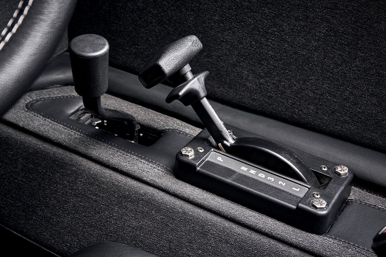 Ngoài sự thay đổi ở ngoại thất, không gian cabin trên Hummer H1 Launch Edition cũng mang tới sự thay đổi rõ rệt với đặc tính hầm hố và đơn giản được đặt lên hàng đầu. Trái với vẻ ngoài gân guốc và gồ ghề, không gian nội thất của Hummer H1 Launch Edition được bao phủ bởi những vật liệu cao cấp như da nappa hay hệ thống giải trí Hifi từ JL Audio.