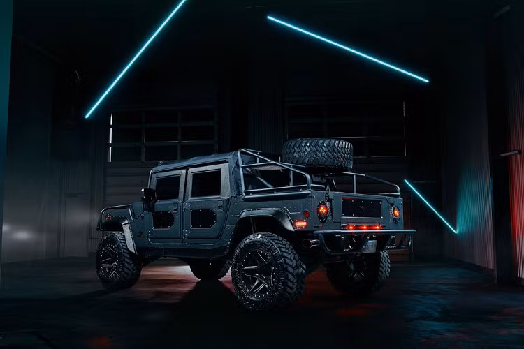 Theo nhà sản xuất, Hummer H1 Launch Edition sẽ được sản xuất giới hạn chỉ 12 chiếc trên toàn cầu, trong số tất cả các mẫu xe đến tay khách hàng sẽ có sự khác biệt và không một chiếc nào giống với chiếc nào, đặc biệt là tuỳ chọn về màu sơn.