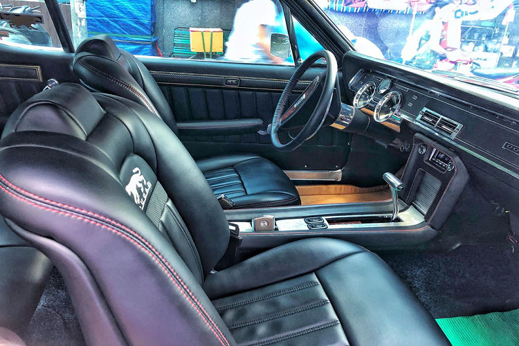 Bên trong, nội thất xe được phủ hai vật liệu chủ đạo là da và gỗ. Các chi tiết kim loại vẫn còn sáng bóng. Với nội thất còn khá mới, có thể chiếc xe đã được tân trang lại. 