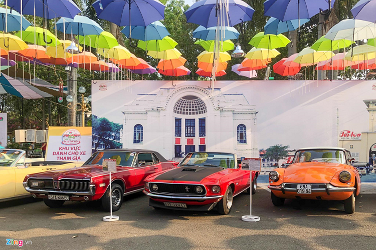 Chiếc Mercury Cougar đời 1968 này từng xuất hiện tại các lễ hội xe cổ tại Sài Gòn. Theo một số nguồn tin, nam rapper bỏ ra khoảng hơn 1 tỷ đồng để rước mẫu xế cổ này về garage.