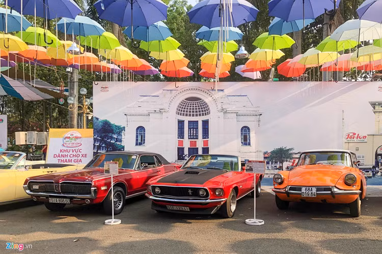 Chiếc Mercury Cougar đời 1968 này từng xuất hiện tại các lễ hội xe cổ tại Sài Gòn. Theo một số nguồn tin, nam rapper bỏ ra khoảng hơn 1 tỷ đồng để rước mẫu xế cổ này về garage.