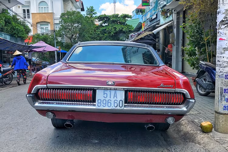 Cougar là dòng xe "Pony car" cơ bắp của thương hiệu Mercury, công ty con của Ford. Mercury Cougar nằm ở phân khúc cao cấp hơn Ford Mustang nhưng thấp hơn Ford Thunderbird.