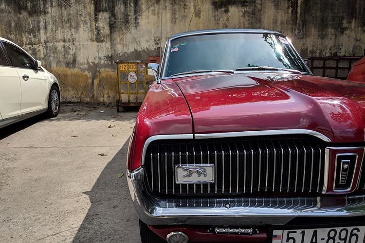 Điểm độc đáo của chiếc xe này là cụm đèn pha. Khi đóng, đèn pha được giấu vào trong tạo một mảng liền khối với thân xe.