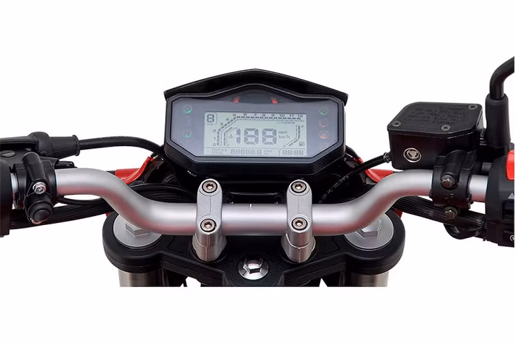 Ở phần giữa thân xe, Benelli đã thiết kế các cánh ốp hai bên với kích thước lớn và nhiều mang gió. Chúng không chỉ khiến chiếc xe trông cơ bắp hơn, mà còn che đi nòng xi-lanh của khối động cơ xi-lanh đơn khá nhỏ.