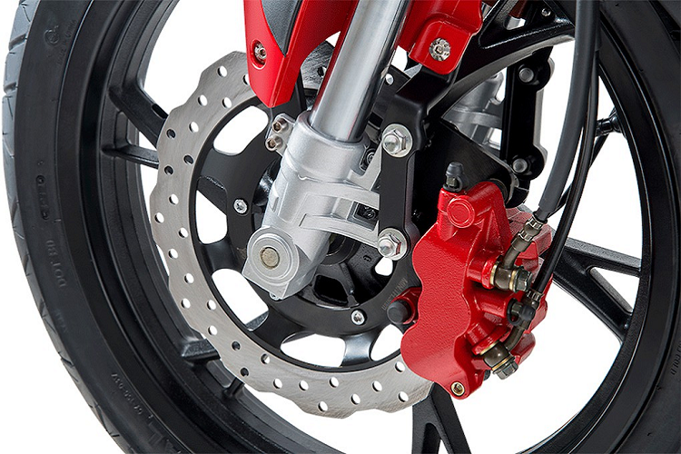 Động cơ này có dạng SOHC 2 van làm mát bằng chất lỏng, dung tích 149,8cc và nổi bật bởi công nghệ 3 bugi để đốt cháy nhiên liệu hiệu quả hơn. Mặc dù vậy, 150S chỉ có công suất tối đa 13,14 mã lực tại tua máy 9.000rpm và mô-men õắn 12,5Nm tại 7.000rpm - thấp hơn khá nhiều so với các đối thủ.