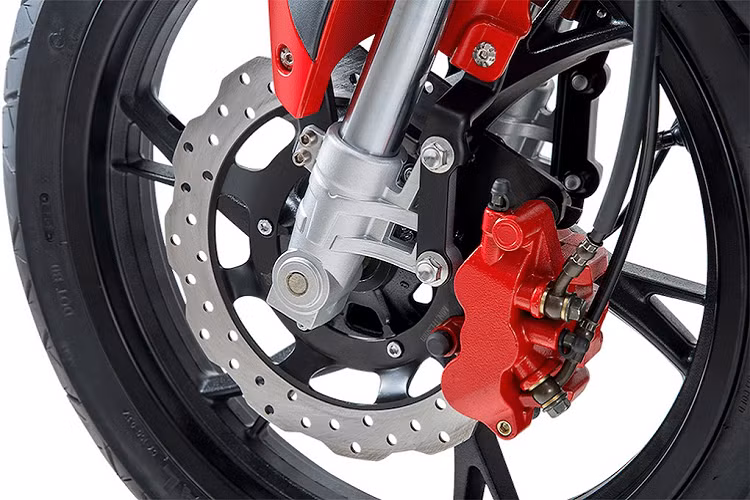 Động cơ này có dạng SOHC 2 van làm mát bằng chất lỏng, dung tích 149,8cc và nổi bật bởi công nghệ 3 bugi để đốt cháy nhiên liệu hiệu quả hơn. Mặc dù vậy, 150S chỉ có công suất tối đa 13,14 mã lực tại tua máy 9.000rpm và mô-men õắn 12,5Nm tại 7.000rpm - thấp hơn khá nhiều so với các đối thủ.