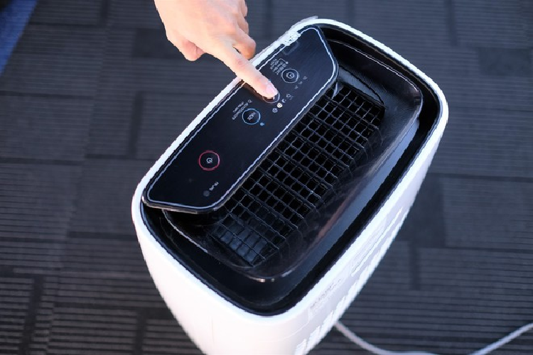 Sản phẩm có cấu tạo gồm ba bộ lọc. Đầu tiên là 1 bộ lọc bụi thô: giúp giữ các phân tử bụi cực nhỏ có kích thước 500 micromet trở lên. Tiếp theo là bộ lọc mùi (bộ lọc than hoạt tính) dày 1 cm: giúp loại bỏ mùi hôi tối ưu như mùi thuốc lá, mùi vật nuôi... Và cuối cùng là bộ lọc Hepa dày khoảng 4 cm có khả năng loại bỏ được bụi bẩn, vi khuẩn, chất gây dị ứng có kích cỡ từ 0.3 micromet trở lên, ngăn bụi siêu nhỏ PM2.5. 