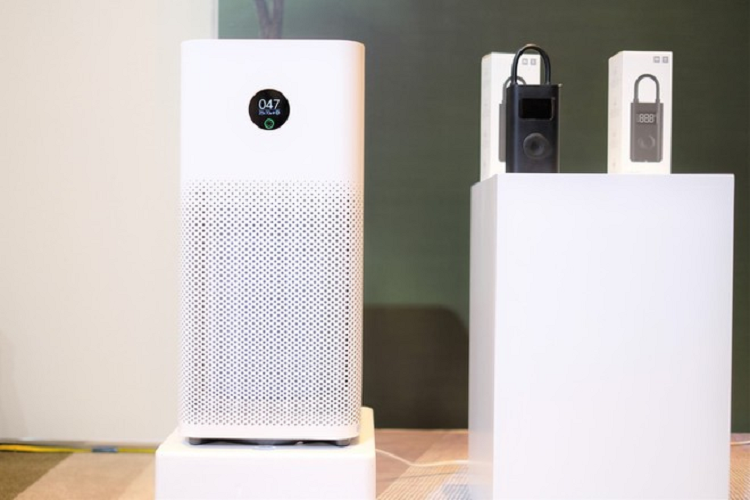 Ngoài smartphone, Xiaomi còn kinh doanh máy lọc không khí tại Việt Nam. Mi Air Purifier 3H được ra mắt vào tháng 10 với giá 4 triệu đồng. Thiết bị sở hữu màn hình LED, giúp hiển thị chất lượng không khí trong gia đình. 