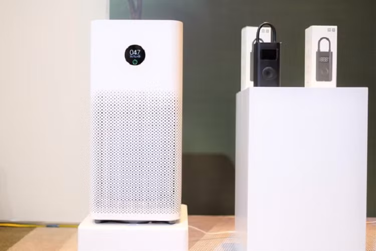 Ngoài smartphone, Xiaomi còn kinh doanh máy lọc không khí tại Việt Nam. Mi Air Purifier 3H được ra mắt vào tháng 10 với giá 4 triệu đồng. Thiết bị sở hữu màn hình LED, giúp hiển thị chất lượng không khí trong gia đình. 
