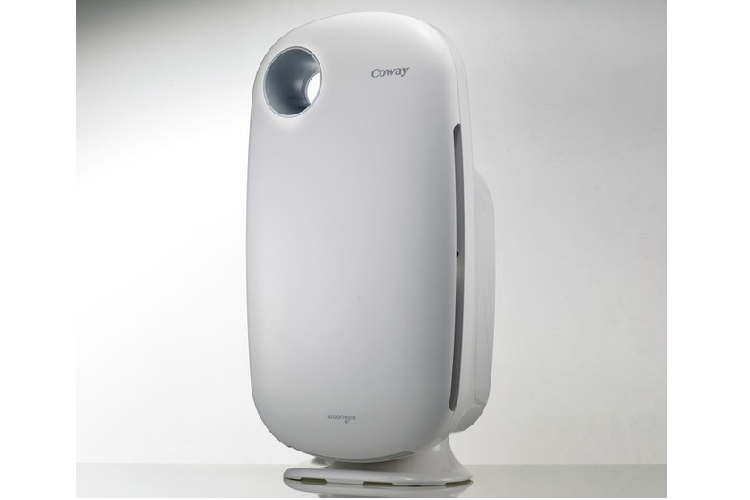 Máy lọc không khí Coway AP-0509DH đến từ Hàn Quốc. Thiết bị đang được chào bán với giá 5 triệu đồng. Máy lọc không khí của Coway có hệ thống 4 màng lọc giúp loại bỏ mùi thuốc lá, khử mùi hôi, mùi hộc hại của khí ga và các loại hạt bụi siêu nhỏ. Ngoài ra, thiết bị từng đạt danh hiệu số 1 về việc tiết kiệm năng lượng tại Hàn Quốc. Sản phẩm có công suất tiêu thụ khoảng 40 W, tương đương với 1 chiếc quạt thông thường.