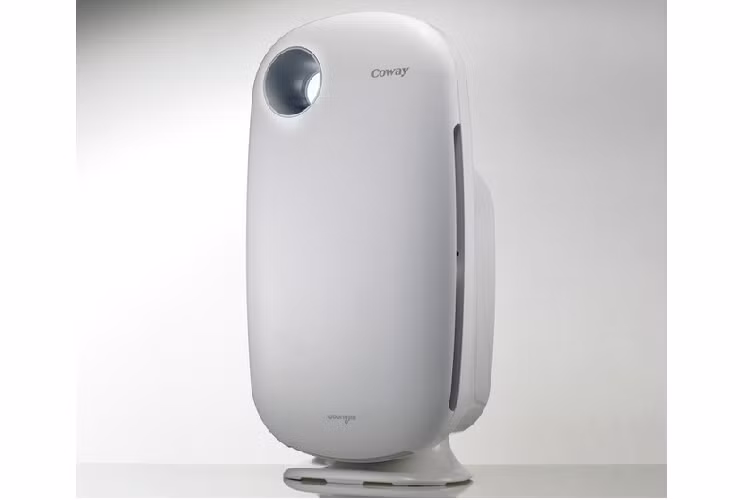Máy lọc không khí Coway AP-0509DH đến từ Hàn Quốc. Thiết bị đang được chào bán với giá 5 triệu đồng. Máy lọc không khí của Coway có hệ thống 4 màng lọc giúp loại bỏ mùi thuốc lá, khử mùi hôi, mùi hộc hại của khí ga và các loại hạt bụi siêu nhỏ. Ngoài ra, thiết bị từng đạt danh hiệu số 1 về việc tiết kiệm năng lượng tại Hàn Quốc. Sản phẩm có công suất tiêu thụ khoảng 40 W, tương đương với 1 chiếc quạt thông thường.