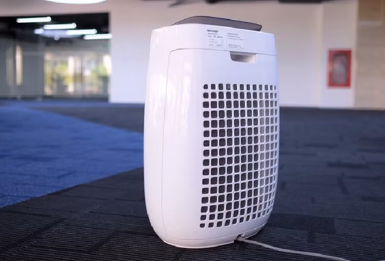 Bên cạnh đó, Sharp FP-J40E-W còn được trang bị công nghệ Plasmacluster ion độc quyền. Thiết bị có khả năng phóng các loại ion âm và dương ra môi trường xung quanh. Các ion này sẽ chủ động bám vào bề mặt bụi bẩn, vi khuẩn. Chúng sẽ phá vỡ cấu trúc protein, tiêu diệt vi khuẩn và phóng thích phân tử nước trở lại không khí. Điều này không những giúp máy lọc được bụi bẩn, vi khuẩn một cách hiệu quả mà còn mang lại không khí sạch, dễ chịu. 