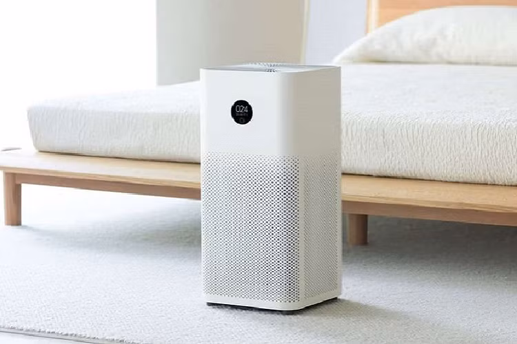 Sản phẩm dùng màng lọc HEPA, loại bỏ 99% những hạt bụi mịn (PM2.5), khử mùi, phấn hoa… Model này đáp ứng cho diện tích phòng 45 m2. Người dùng có thể theo dõi, ra lệnh cho máy lọc không khí qua ứng dụng Mi Home. 