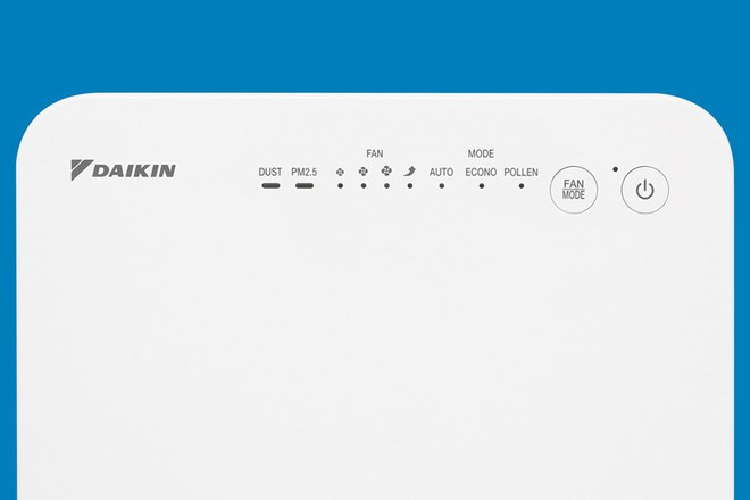 Hệ thống hút bụi của model này từ 3 hướng trên, dưới và ngang. Điều này giúp hút sạch bụi bẩn nhanh chóng, mang đến bầu không khí trong lành cho căn phòng của người dùng. Bên cạnh đó, máy lọc không khí có thể tự khởi động lại sau khi mất điện, đảm bảo quá trình lọc thải được tiếp diễn liên tục. Daikin MC30VVM-A có giá 4,5 triệu đồng. 