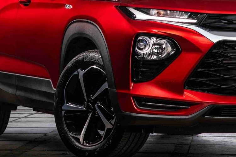 Bản Trailblazer 2020 dùng hộp số CVT và dẫn động FWD có tốc độ nhanh hơn và ngốn nhiên liệu ít hơn. SUV cỡ nhỏ tăng tốc 0-100 km/h trong 9,1 giây, tiêu thụ nhiên liệu trung bình 5,9 lít/100 km.