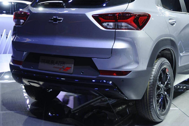 Trailblazer 2020 được trang bị hộp số CVT hoặc hộp số tự động 9 cấp Hydra-Matic, có nút chuyển từ FWD sang 4WD.