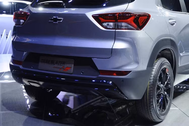 Trailblazer 2020 được trang bị hộp số CVT hoặc hộp số tự động 9 cấp Hydra-Matic, có nút chuyển từ FWD sang 4WD.