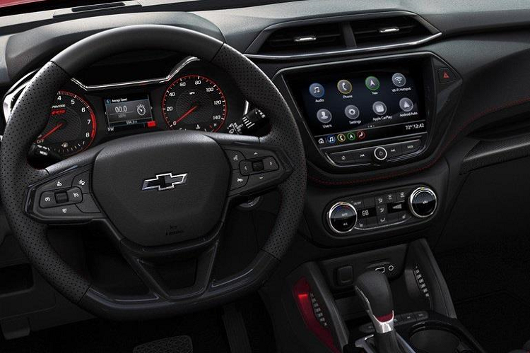 SUV gia đình mới của Chevrolet được trang bị hệ thống thông tin giải trí tích hợp MyLink+ và kết nối Blueooth. Hệ thống này hỗ trợ Apple CarPlay, Baidu CarLife, có khe cắm USB và thẻ nhớ SD, tích hợp sẵn ứng dụng dẫn đường, giải trí, ca nhạc, tin tức, thông tin thời tiết và giao thông thời gian thực.