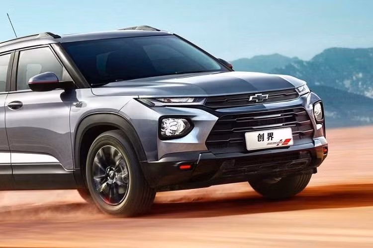 Trailblazer mới được trang bị tính năng trợ giúp giữ làn, phanh khẩn cấp tự động, cảnh báo chệch làn, cảnh báo người hoặc phương tiện băng qua phía sau, cảnh báo va chạm với người đi bộ.