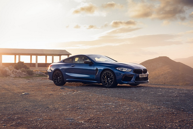 BMW M8 Competition được cung cấp sức mạnh bởi động cơ tăng áp kép V8 4.4L, sản sinh công suất 616 mã lực và mô-men xoắn 750 Nm. Nhờ hộp số tự động 8 cấp M Steptronic và hệ dẫn động 4 bánh M xDrive, xe có thể tăng tốc 0-100 km/h trong 3,2 giây, 0-200 km/h trong 10,6 giây.