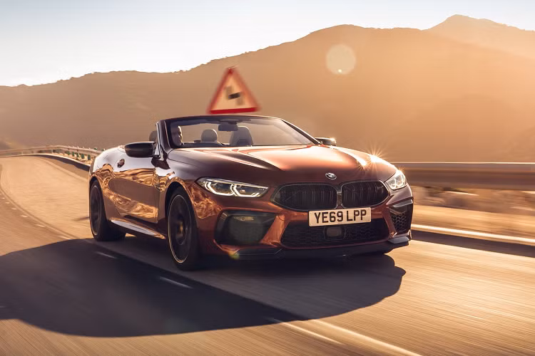 Mẫu xe mui trần BMW M8 Competition Coupe có giá từ 162.000 USD, phiên bản Convertible có giá cao hơn 9.200 USD. Cả 2 đều đắt hơn phiên bản 4 cửa M8 Competition Gran Coupe, có giá từ 159.000 USD.