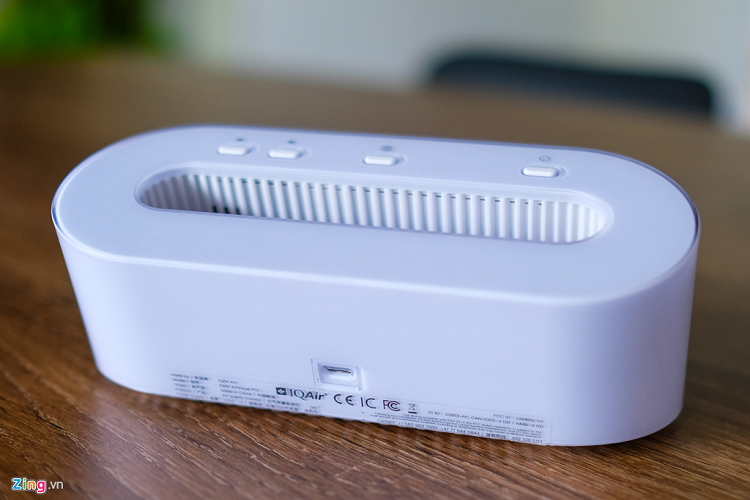 Model này có 4 phím cứng bao gồm phím nguồn, menu, phím lên, xuống. Ở phía sau, sản phẩm có cổng sạc microUSB. Theo nhà sản xuất, thiết bị sở hữu công nghệ laser có thể kiểm tra được các hạt bụi mịn PM2.5. Bên cạnh đó, sản phẩm có hệ thống quạt giúp hút không khí và tản nhiệt. 