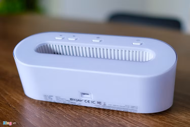 Model này có 4 phím cứng bao gồm phím nguồn, menu, phím lên, xuống. Ở phía sau, sản phẩm có cổng sạc microUSB. Theo nhà sản xuất, thiết bị sở hữu công nghệ laser có thể kiểm tra được các hạt bụi mịn PM2.5. Bên cạnh đó, sản phẩm có hệ thống quạt giúp hút không khí và tản nhiệt. 