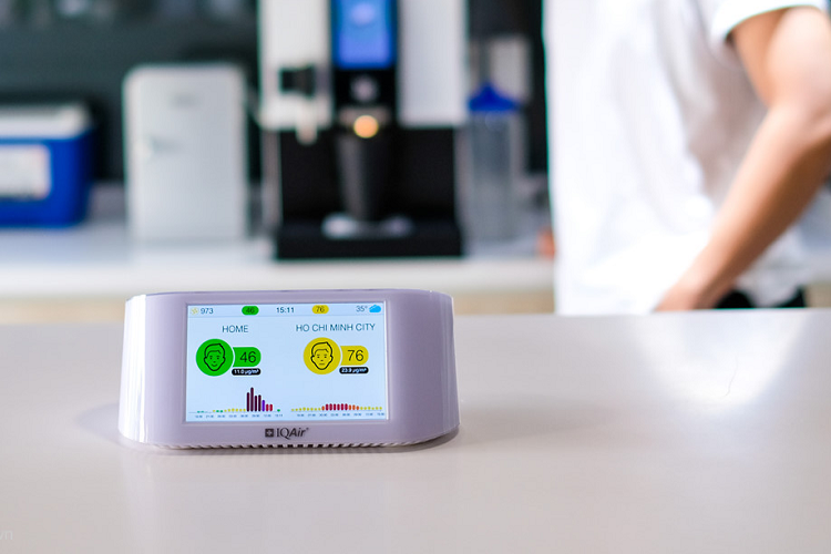 Các ứng dụng đo chất lượng không khí thường hiển thị chỉ số cao nhất để đại diện cho cả thành phố thay vì lấy kết quả trung bình khiến người dùng không khỏi hoang mang. Vì vậy, để kiểm tra chính xác chất lượng không khí ngay nơi mình sống, người dùng có thể chọn mua những máy đo không khí chuyên dụng.