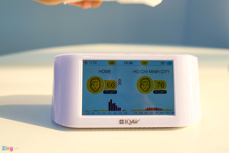 Chưa dừng lại ở đó, tôi thử dùng một chiếc khăn giấy rũ lên thiết bị để tạo bụi. Lúc này, chất lượng không khí đã tăng từ 66 lên 70. 