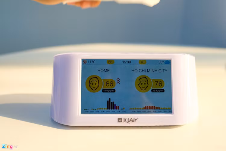 Chưa dừng lại ở đó, tôi thử dùng một chiếc khăn giấy rũ lên thiết bị để tạo bụi. Lúc này, chất lượng không khí đã tăng từ 66 lên 70. 