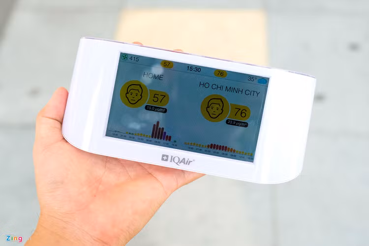 Ngoài ra, nếu không thích xem các thông tin về không khí, tôi có thể chuyển sang chế độ chỉ hiển thị đồng hồ. Giờ đây, sản phẩm như một chiếc đồng hồ để bàn.