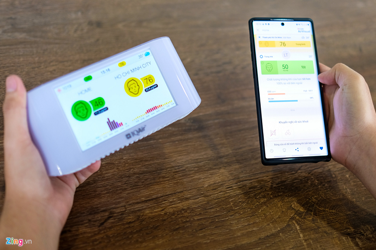 Bên cạnh đó, thiết bị còn cung cấp thông tin về nồng độ bụi PM2.5, khí CO2, độ ẩm và nhiệt độ. Sản phẩm có thể kết nối với ứng dụng AirVisual. Từ đây, tôi có thể xem các đề xuất của thiết bị để bảo vệ sức khỏe như bật máy lọc không khí, đóng cửa sổ hay mang khẩu trang. 