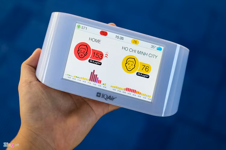 Để xem khả năng đo chất lượng không khí của thiết bị tôi đã thực hiện một bài kiểm tra. Đầu tiên, tôi đặt sản phẩm trong môi trường văn phòng, lúc này chất lượng không khí đạt 46. Sau đó, tôi mang thiết bị ra ngoài văn phòng, con số này lập tức nhảy lên 153.