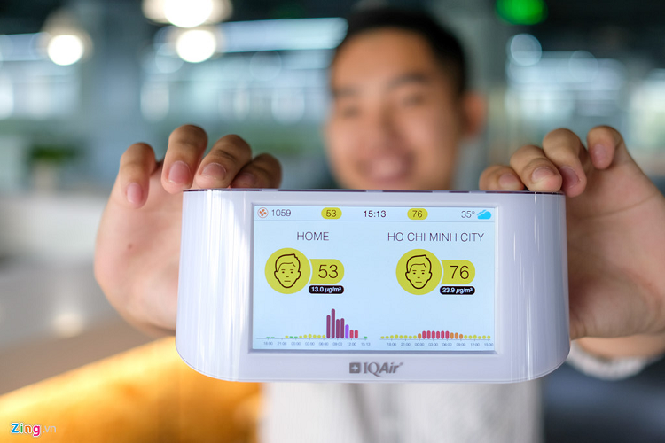 AirVisual Pro có kiểu dáng khá nhỏ gọn, giống như một chiếc đồng hồ để bàn. Thiết bị có màn hình 5 inch, không cảm ứng. Để thực hiện các thao tác, người dùng cần phải nhấn vào phím cứng phía trên sản phẩm. 